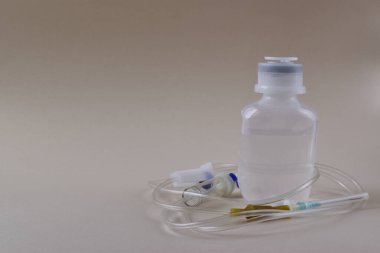 Tuz çözeltisi bej bir arkaplanda izole edilmiştir..