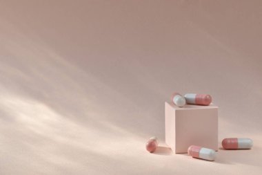 Kapsüller küpün üzerine yakın plan çekilmiş. Bir grup tıbbi kapsül..