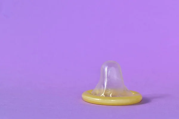在丝状背景上的避孕套 一个避孕用具是孤立的 — 图库照片