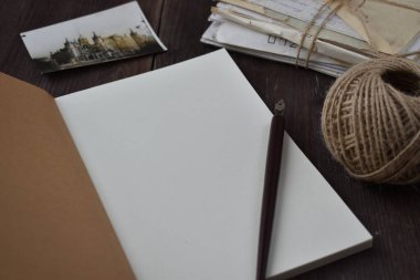 Mürekkep ve fotoğrafın yanında bir deste zarfın içinde ahşap bir masanın üzerinde duruyordu. Metin için yeri olan bir dizüstü bilgisayar aç.