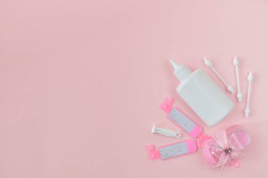 Pembe arka plandaki hasta için bileklik. Doğumevi.