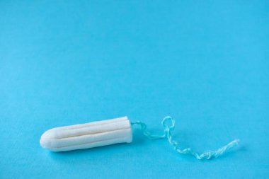 Bir kadının tamponu. Adet zamanı. Hijyen ve güvenlik.