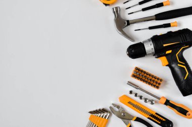 Binaları dekore etmek ve onarmak için kağıt üzerine monte edilmiş aletler. Yukarıdan görüntüle