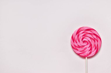 Sağ alt köşedeki tahta çubukta, hafif arka planda şekerler. Doğum günü kartı. Tatlı karamel. Burası boş bir yer. Düz Düzen Görünümü Yukarıdan