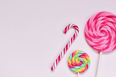 Arka planda, sağ tarafta üç şeker var. Kartpostal Doğum günü tatlı karamel. Burası boş bir yer. Üst Görünüm Düz Düzen