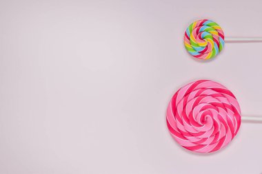 Sağ tarafta, arka planda, tahta bir çubuğun üzerinde bir çift çikolata. Kartpostal Doğum günü. Tatlı karamel. Burası boş bir yer. Üst Görünüm Düz Düzen