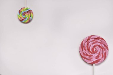 Hafif arka planda farklı taraflardan ahşap bir çubuk üzerinde bir çift şeker. Kartpostal Doğum günü. Tatlı karamel. Burası boş bir yer. Üst Görünüm Düz Düzen