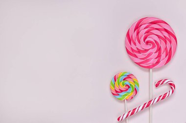 Farklı şekillerde üç parlak sulu renkli şeker.