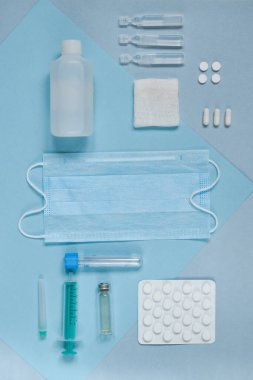 Hapların üst görüntüsü, mavi arka planda farklı tıbbi şırıngalar. Üst Manzara. Flatlay. Düzen