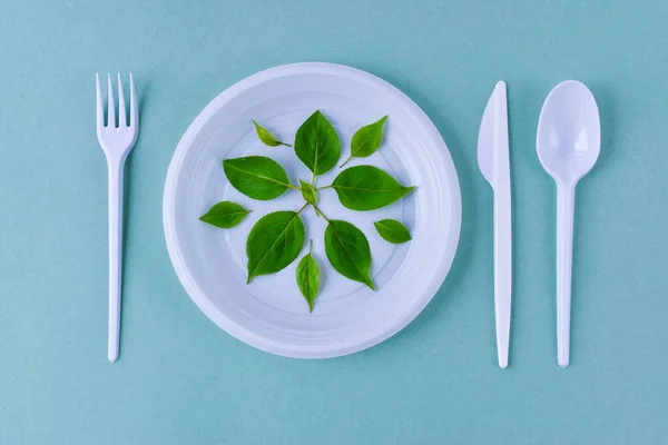 Ecologia de talheres de plástico. Louça descartável. Cuidar do meio ambiente. Problema de reciclagem. Vegetarianismo — Fotografia de Stock