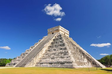 Mexico, Yucatan. Chichen Itza, ruins el Castillo.