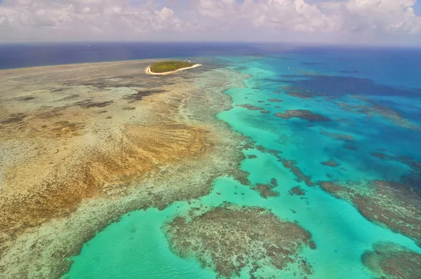 Great Barrier Reef ve Green Island hava görünümünü helikopter, Queensland, Avustralya.