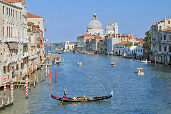 Vista deslumbrante do Grande Canal e Basílica Santa Maria della Saudação Veneza Itália . — Fotografia de Stock