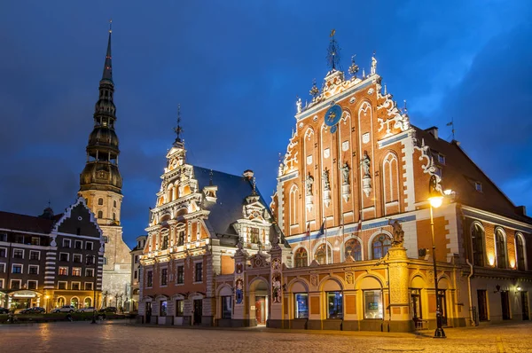 City Hall Square z domu Bractwa Czarnogłowych i kościoła Świętego Piotra w starego miasta w godzinach wieczornych, Łotwa — Zdjęcie stockowe