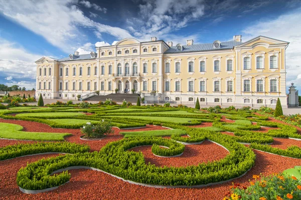 Palácio Rundale, antiga residência de verão da nobreza letã com belos jardins ao redor . — Fotografia de Stock