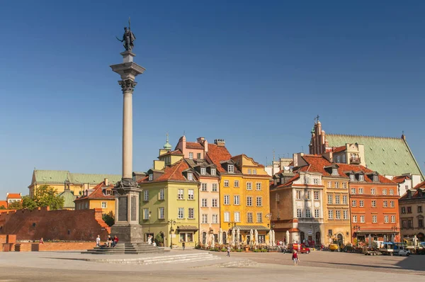 Панорама Старого города и статуя короля Зигмунта III Вазы в Варшаве, Польша . — стоковое фото