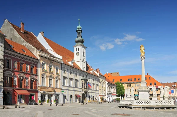 Rådhuset och pesten Monument på Maribor Main Square, Sloveniens. Royaltyfria Stockbilder