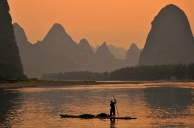 Lijang Li Nehri 'nde Karabatak Balıkçı Xingping Guilin.