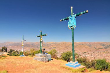 Peru, Cristo Blanco, Cusco heykelinin yanında üç haç var..