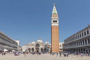 İtalya 'daki Campanile çan kulesine doğru San Marco meydanına bakın..