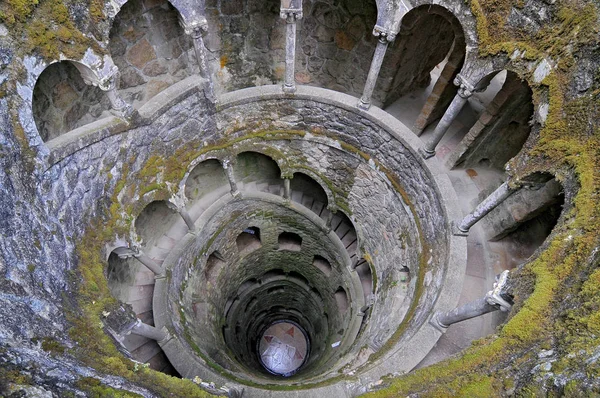 Palast quinta da regaleira, grotte labyrinthisch, sintra portugal. — Stockfoto