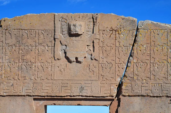 Sun Gate in Tiwanaku and Viracocha, La Paz region, Bolivia. — Stock Photo, Image