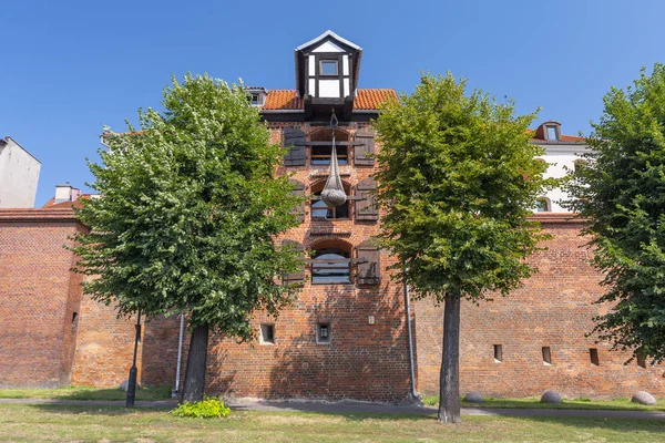 Vista para a antiga torre de guindaste, paredes defensivas em Torun, Polônia . — Fotografia de Stock