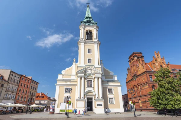 在波兰托伦的圣灵教堂和老邮局. — 图库照片