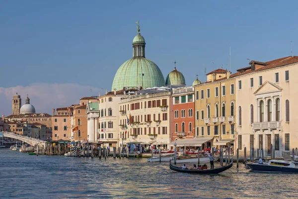 Grande Canal e a cúpula verde da igreja San Simeon Piccolo . — Fotografia de Stock