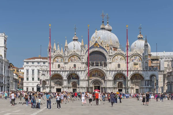 Turister framför St Marks Cathedral, Venedig, Italien. — Stockfoto