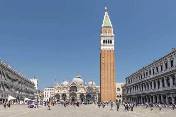 Pohled na náměstí San Marco směrem ke zvonici Campanile, Itálie. — Stock fotografie