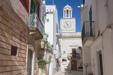 Locorotondo, Puglia, İtalya 'daki belediye binası ve saat kulesi.