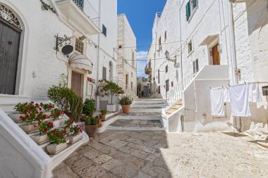 Resim gibi dar bir cadde, İtalya 'nın Ostuni kentindeki tarihi merkez..