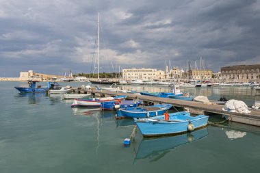 Güney İtalya, Puglia, Trani limanında balıkçı tekneleri.