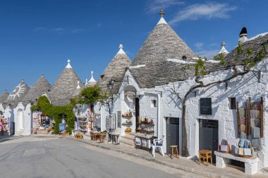 Alberobello, Puglia, Apulia, İtalya 'daki Trulli Evi' nde bir sıra..