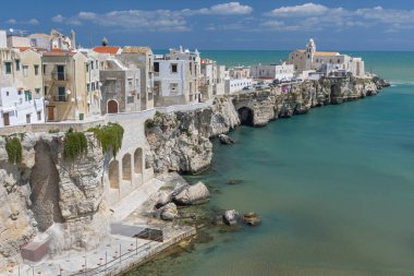 Vieste ve San Francesco Kilisesi manzaralı, İtalya.