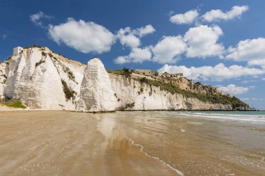 İtalya, Vieste sahilindeki kireçtaşı taşı taşları ve uçurumlar.