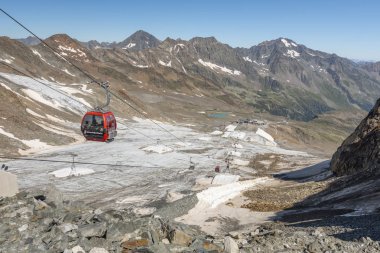 Stubai Alpleri 'ndeki Tyrol Tepesi' ne giden teleferikler..