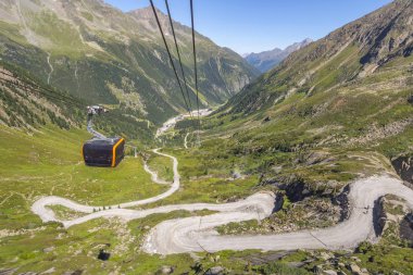 Stubai Alpleri 'ndeki Tyrol Tepesi' ne giden teleferikler..