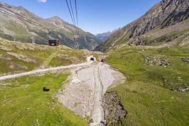 Stubai Alpleri 'ndeki Tyrol Tepesi' ne giden teleferikler..