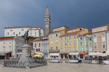 Tartini Meydanı Piran Slovenya 'da kemancı Giuseppe Tartini heykeli.