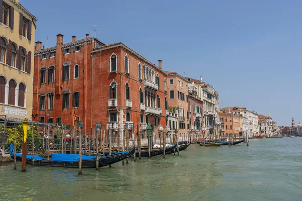 밝은 색깔의 고딕 양식 건물들이 줄지어서 있는 모습, 이탈리아 베니스. — 스톡 사진