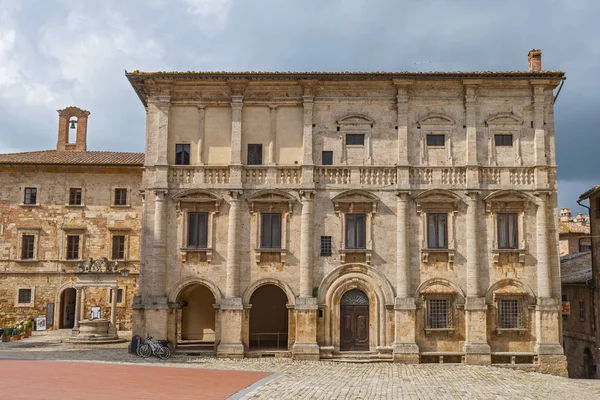 Palazzo Nobili Tarugi in Piazza Grande a Montepulciano . — Foto Stock