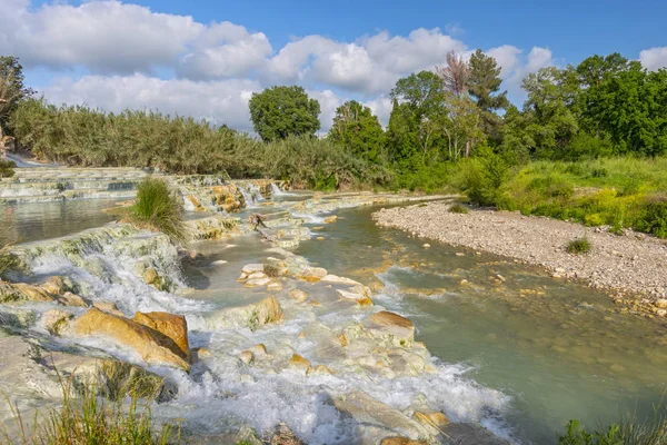 Natuurlijke spa met watervallen in thermale baden van Saturnia, Grosseto. — Stockfoto