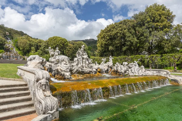 Kunstmatige waterval in het Koninklijk Paleis van Caserta, Italië. — Stockfoto