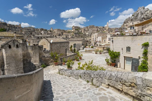 Calle dentro de las piedras de Matera (sassi di Matera), Italia . —  Fotos de Stock