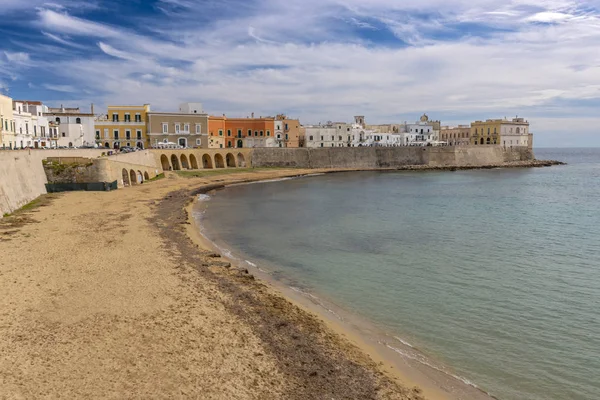 Der Strand des historischen Zentrums von Gallipoli, Apulien, Italien. — Stockfoto