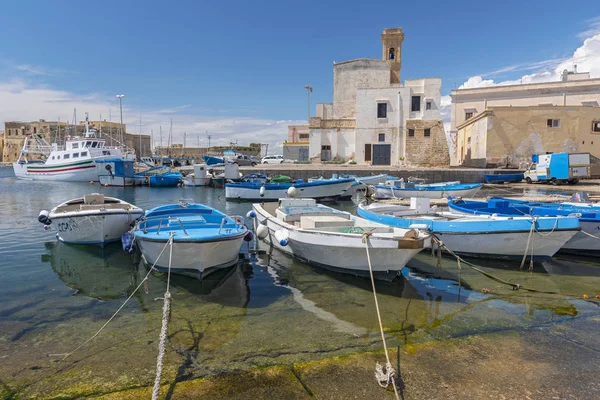 Fischerboote im Hafen von Gallipoli, Apulien, Italien. — Stockfoto