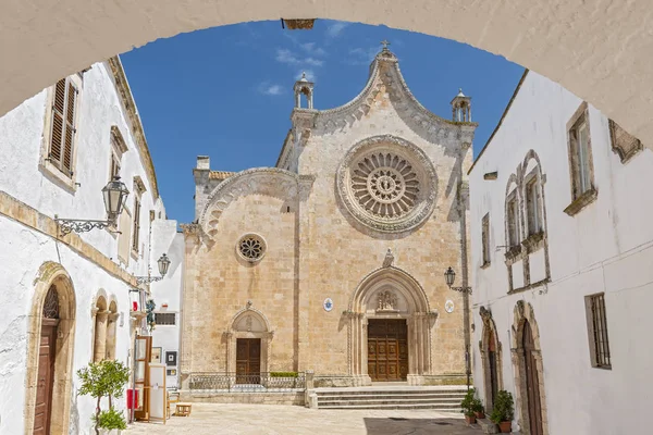 Catedral de Ostuni en Ostuni, provincia de Brindisi, Apulia, Italia . — Foto de Stock