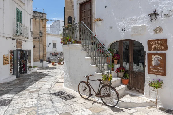 Bicicleta velha na cidade Ostuni, Apúlia, sul da Itália . — Fotografia de Stock